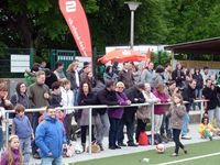 Zuschauer im Tomburg-Stadion